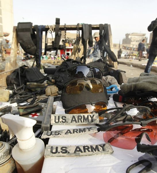 伊拉克商贩摆摊叫卖驻伊美军“遗产” 琳琅满目的装备(图)