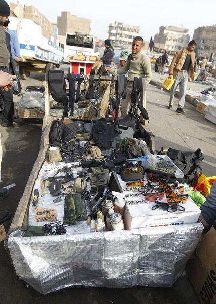 伊拉克商贩摆摊叫卖驻伊美军“遗产” 琳琅满目的装备(图)