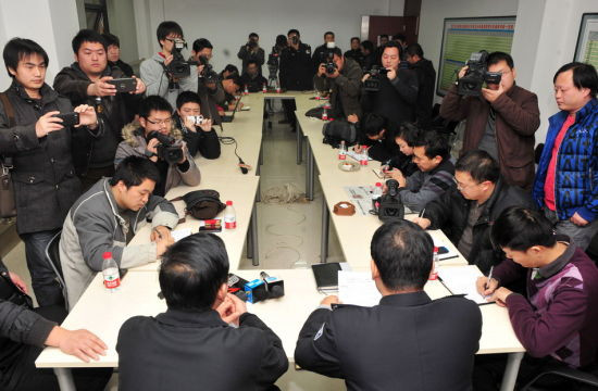 12月16日,武汉市公安局有关人员在向媒体介绍抓捕情况。新华社记者 程敏 摄