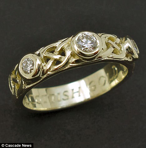 英国浪漫男子河中淘金 为女友打造订婚戒指(图)
