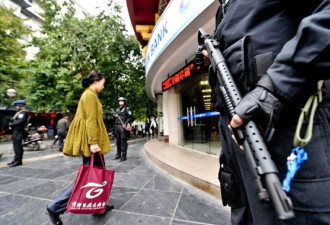 桂林女子存款30万求助警方持枪护卫