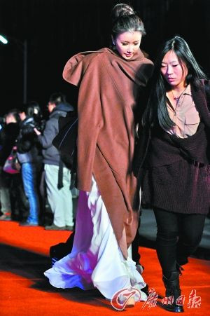 都火了!明星“掉链子”瞬间:摔跟头露胸贴礼服滑落(多图)
