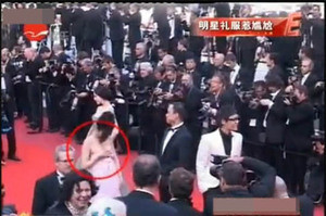 都火了!明星“掉链子”瞬间:摔跟头露胸贴礼服滑落(多图)