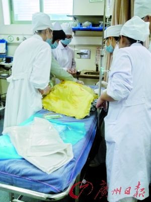 广东佛山新生儿被遗弃路边 头部疑遭动物啃食鼻子消失(图)