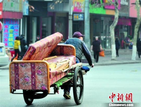 七旬夫妇为不给子女添麻烦拖板车为生(图)