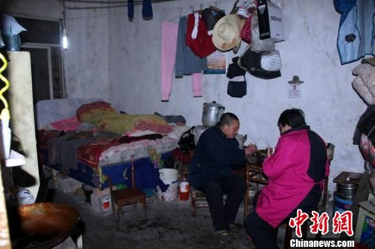七旬夫妇为不给子女添麻烦拖板车为生(图)