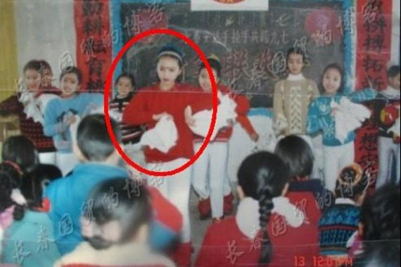 央视春晚80后女主持李思思儿时照曝光 曾是校花(组图)