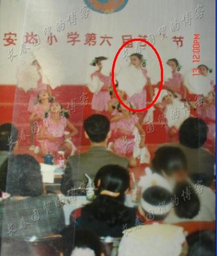 央视春晚80后女主持李思思儿时照曝光 曾是校花(组图)