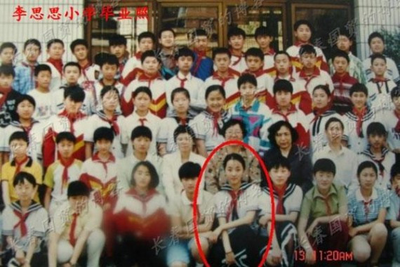 央视春晚80后女主持李思思儿时照曝光 曾是校花(组图)