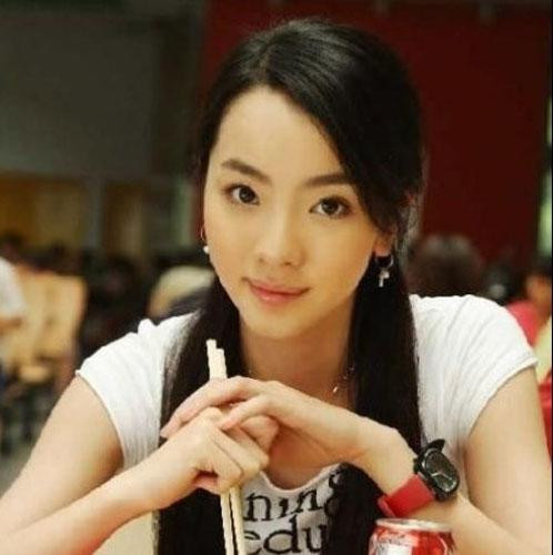 央视春晚80后女主持李思思儿时照曝光 曾是校花(组图)