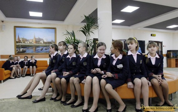 高清：揭秘俄罗斯军人女儿专属学校 舞动生活