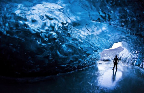 摄影师探索冰川水下之景 神秘冰穴美丽危险(图)