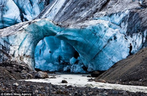 摄影师探索冰川水下之景 神秘冰穴美丽危险(图)