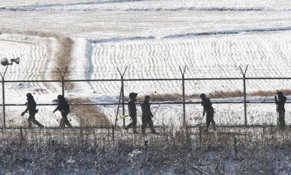 韩国民众放气球慰问朝鲜人 搭载袜子等援助物资