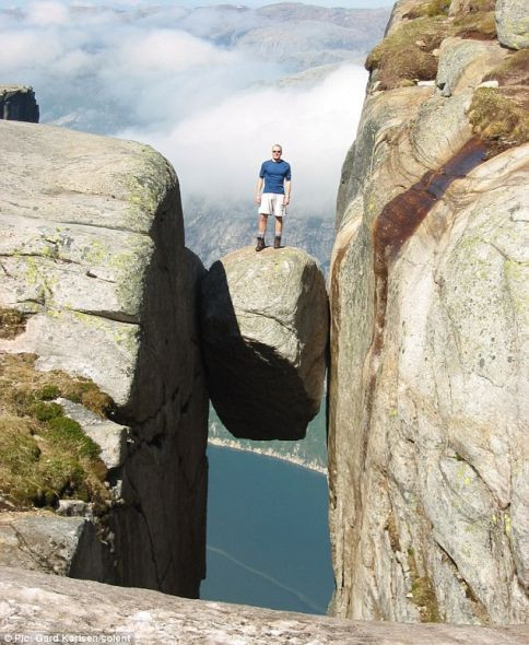探访世界最危险景点：挪威悬石高达千米(图)