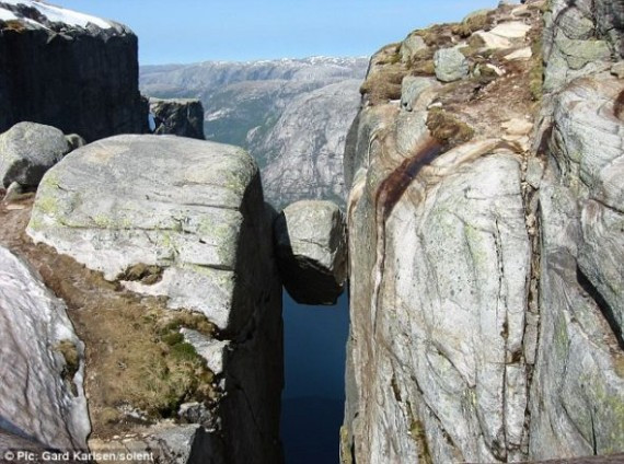 探访世界最危险景点：挪威悬石高达千米(图)
