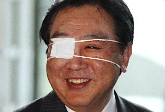 日本首相深夜撞伤眼睛 成&quot;独眼龙&quot;