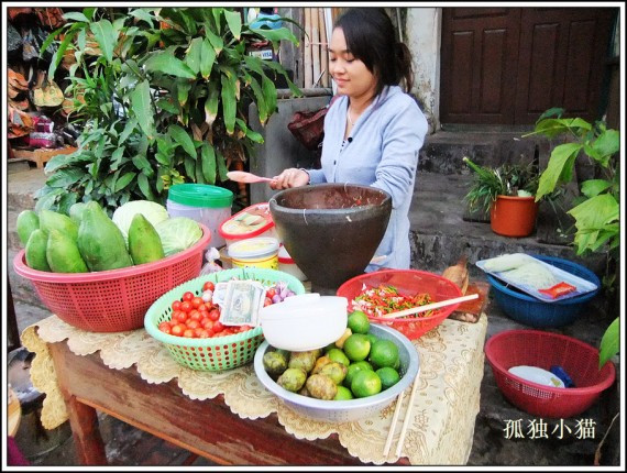 游历老挝日记：看看街边小吃摊人民币八块钱的自助餐(图)