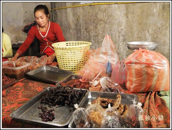 游历老挝日记：看看街边小吃摊人民币八块钱的自助餐(图)