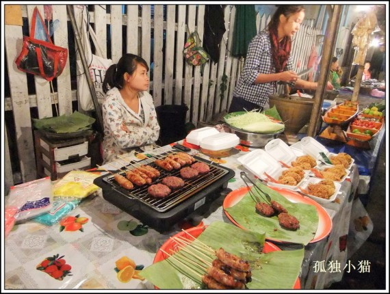 游历老挝日记：看看街边小吃摊人民币八块钱的自助餐(图)