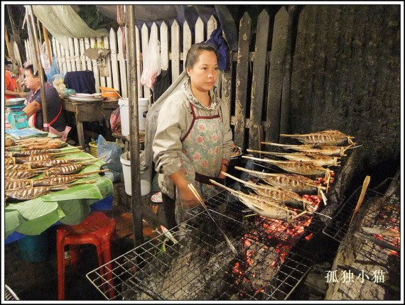 游历老挝日记：看看街边小吃摊人民币八块钱的自助餐(图)