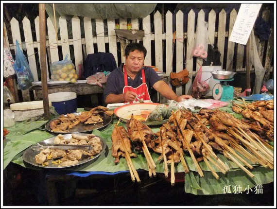 游历老挝日记：看看街边小吃摊人民币八块钱的自助餐(图)