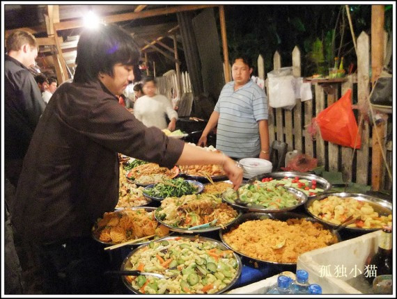 游历老挝日记：看看街边小吃摊人民币八块钱的自助餐(图)