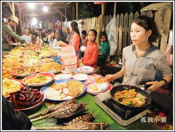 游历老挝日记：看看街边小吃摊人民币八块钱的自助餐(图)