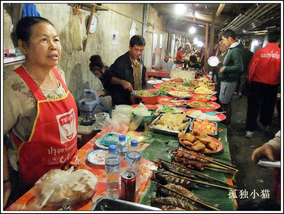 游历老挝日记：看看街边小吃摊人民币八块钱的自助餐(图)