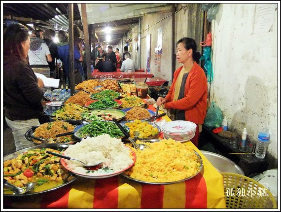 游历老挝日记：看看街边小吃摊人民币八块钱的自助餐(图)