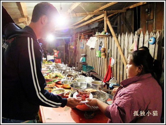 游历老挝日记：看看街边小吃摊人民币八块钱的自助餐(图)