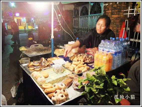 游历老挝日记：看看街边小吃摊人民币八块钱的自助餐(图)