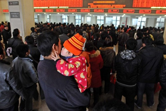 实拍：一年一度又开始了！中国各地开始发售春运火车票