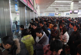 春运：实拍中国各地发售火车票现场
