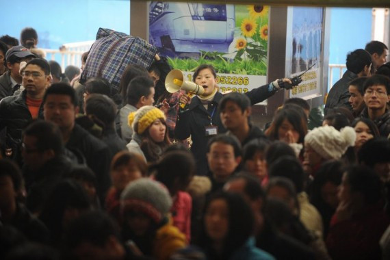 实拍：一年一度又开始了！中国各地开始发售春运火车票