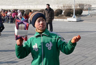朝鲜孩子沒压岁钱花 春节都能玩些啥