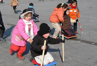 朝鲜孩子沒压岁钱花 春节都能玩些啥