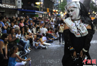 乌拉圭狂欢节揭幕 狂欢节的火辣巡游