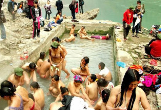 男女裸然共浴 春节期间云南的澡塘会