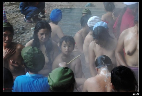 男女裸然共浴  春节期间的怒江傈僳族浪漫&ldquo;澡塘会&rdquo;(多图)