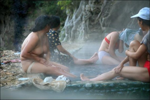 男女裸然共浴  春节期间的怒江傈僳族浪漫&ldquo;澡塘会&rdquo;(多图)