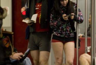 图：TTC地铁数十人齐脱裤 惊呆乘客