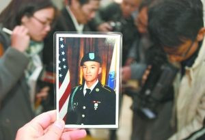 2011年12月26日，陈宇晖大伯缅怀侄子的军装照。