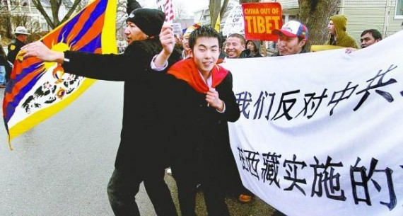 美国人吓傻了:五星旗大战雪山狮子旗 对吼口号(图组/视频)