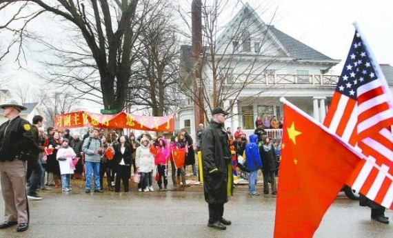美国人吓傻了:五星旗大战雪山狮子旗 对吼口号(图组/视频)