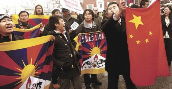 美国人吓傻了:五星旗大战雪山狮子旗 对吼口号(图组/视频)