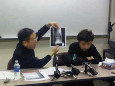 琴恩的父親（左）和母親舉行記者會，呼籲民眾正視家暴問題。 