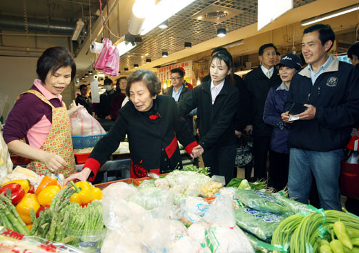 马英九携母逛市场买年菜 笑称不为连任特别加菜 (图)