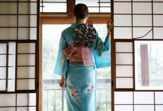 日本女人和服里隐藏秘密 为掩盖缺陷