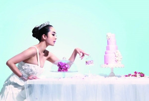 杨幂新娘写真清丽绝美 穿抹胸裙妩媚性感(图)